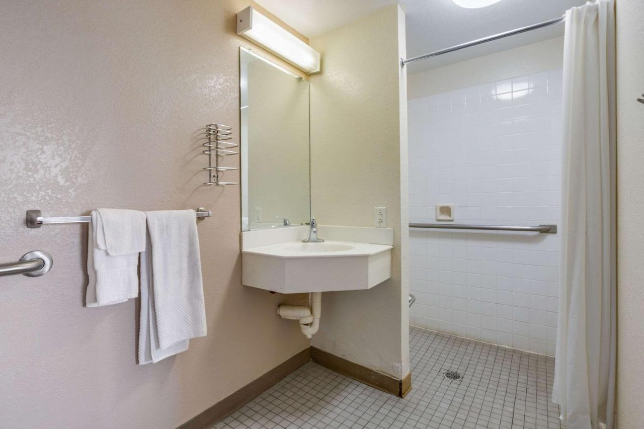 טרה הוט Econo Lodge Inn & Suites מראה חיצוני תמונה