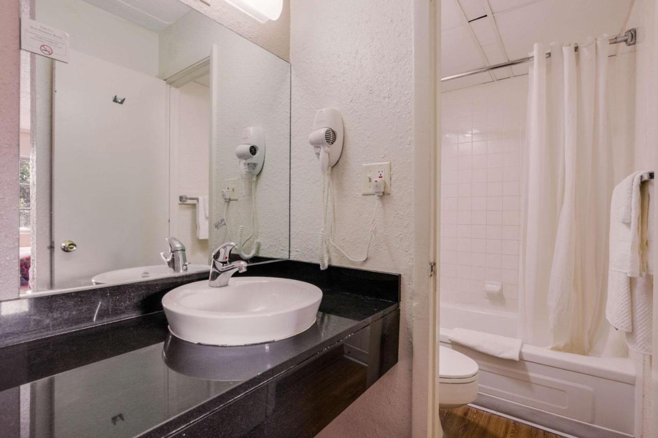 טרה הוט Econo Lodge Inn & Suites מראה חיצוני תמונה